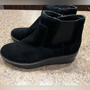 Clarks women’s wedge boots black